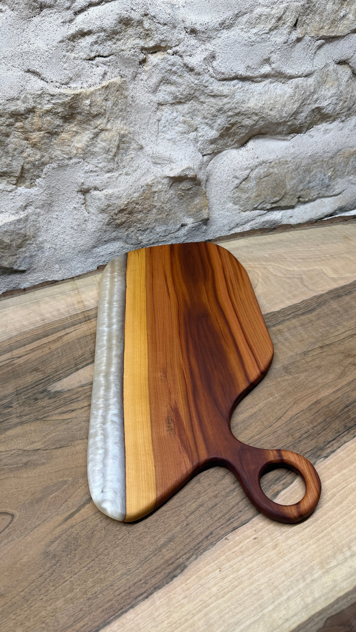 Planches apéritives en prunier/ résine époxy