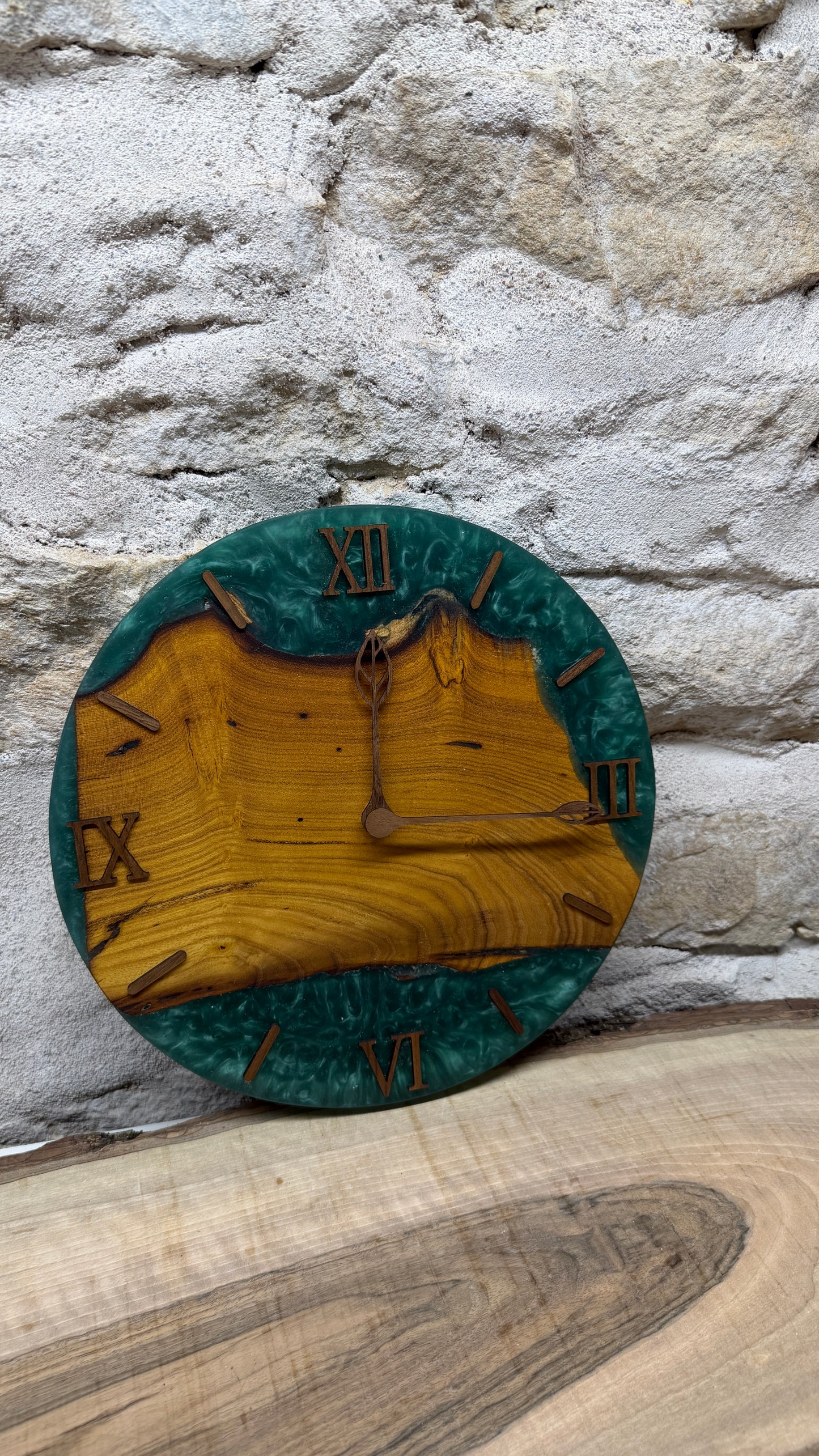 horloge en murier et résine époxy
