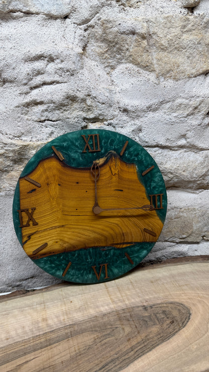 horloge en murier et résine époxy