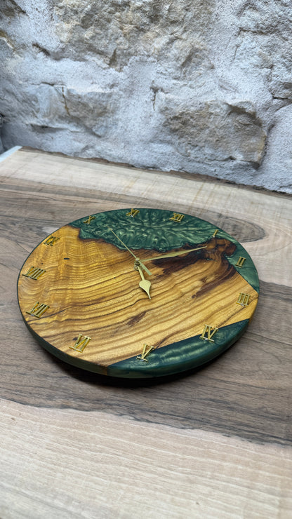horloge en murier et résine époxy