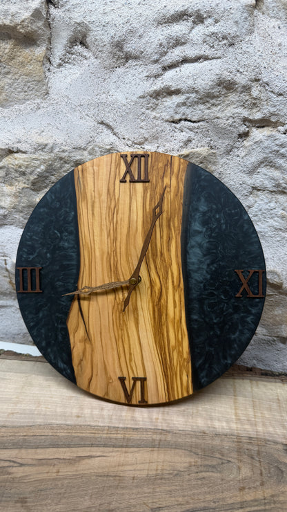 horloge en olivier et résine époxy