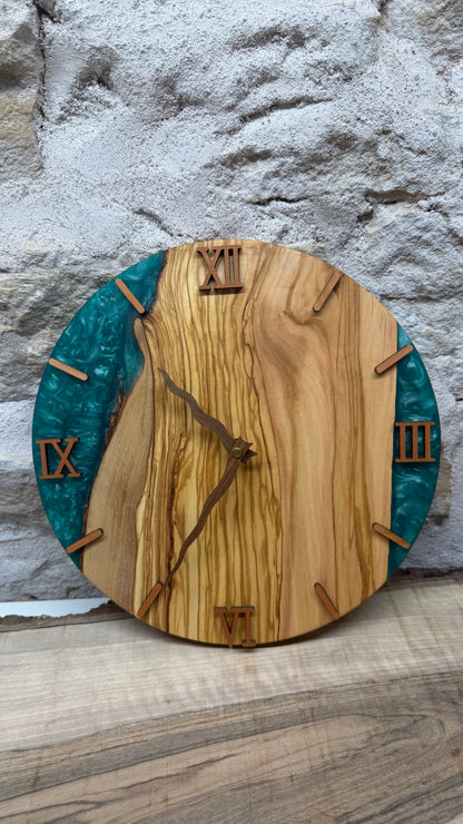 horloge en olivier et résine époxy