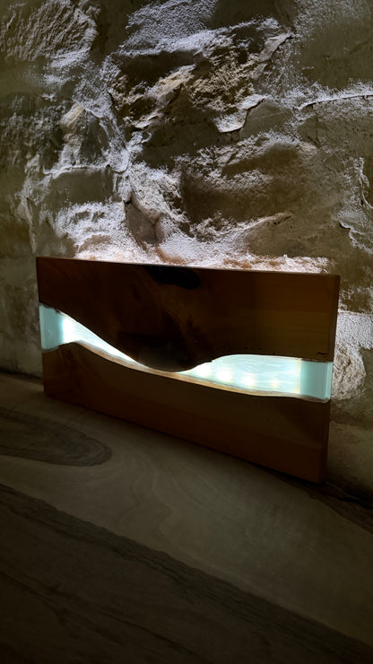 Lampe murale en bois et résine epoxy