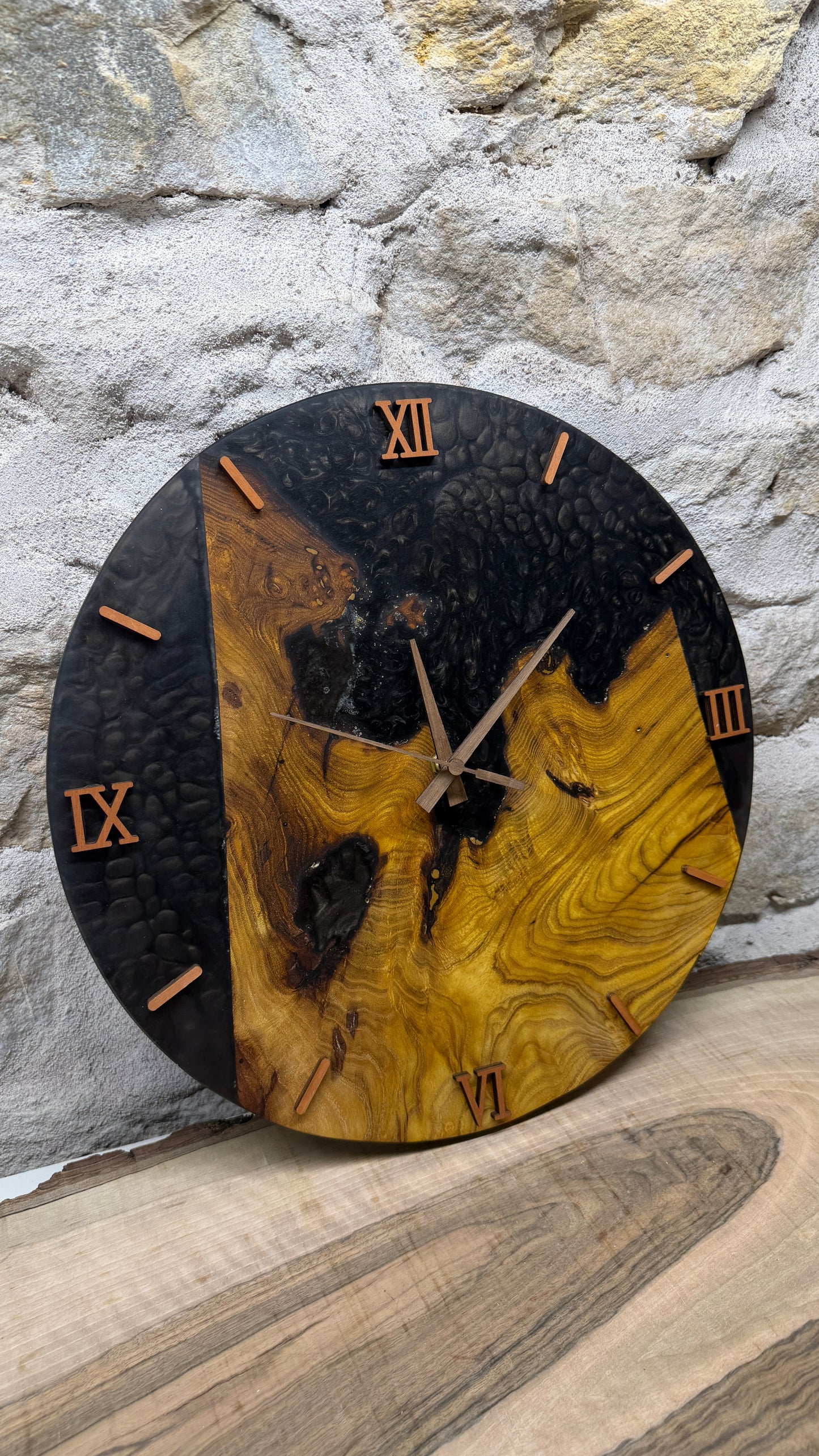 horloge en murier et résine époxy