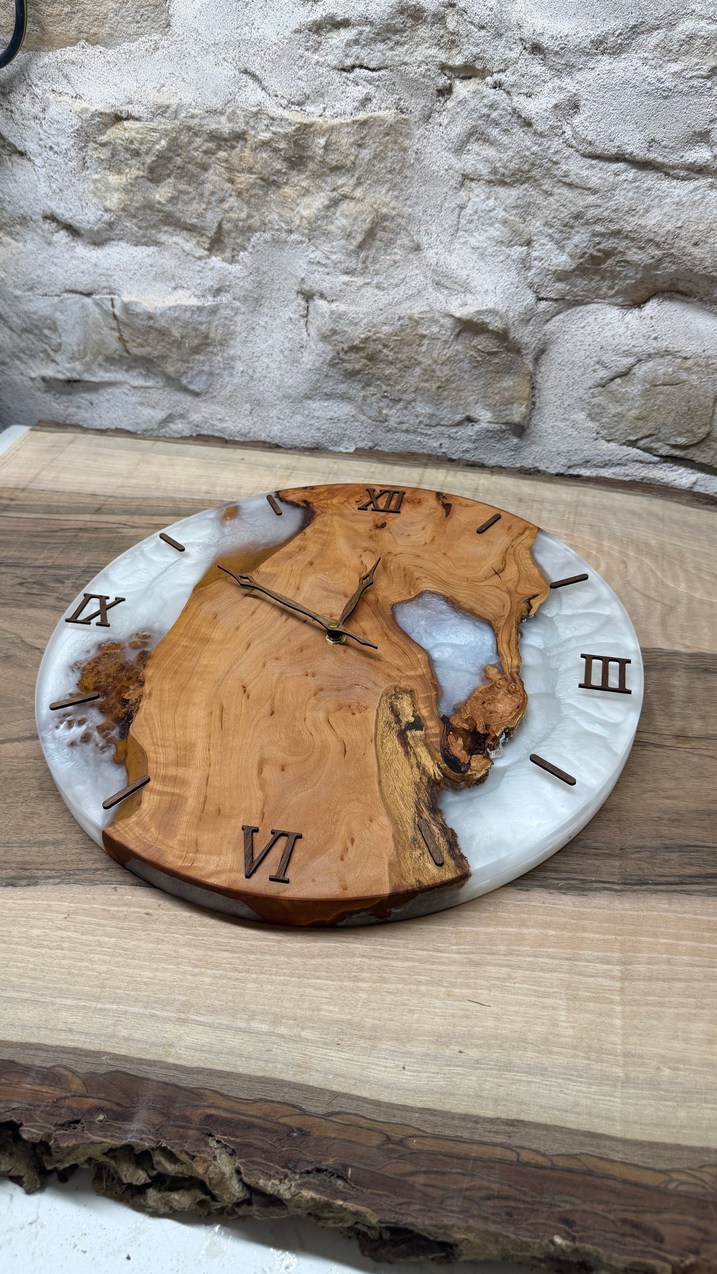 Horloge en loupe d’aulne