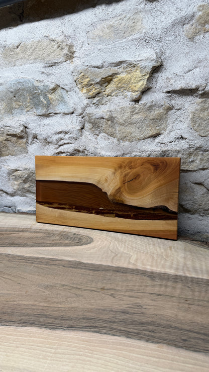 Lampe murale en bois et résine epoxy