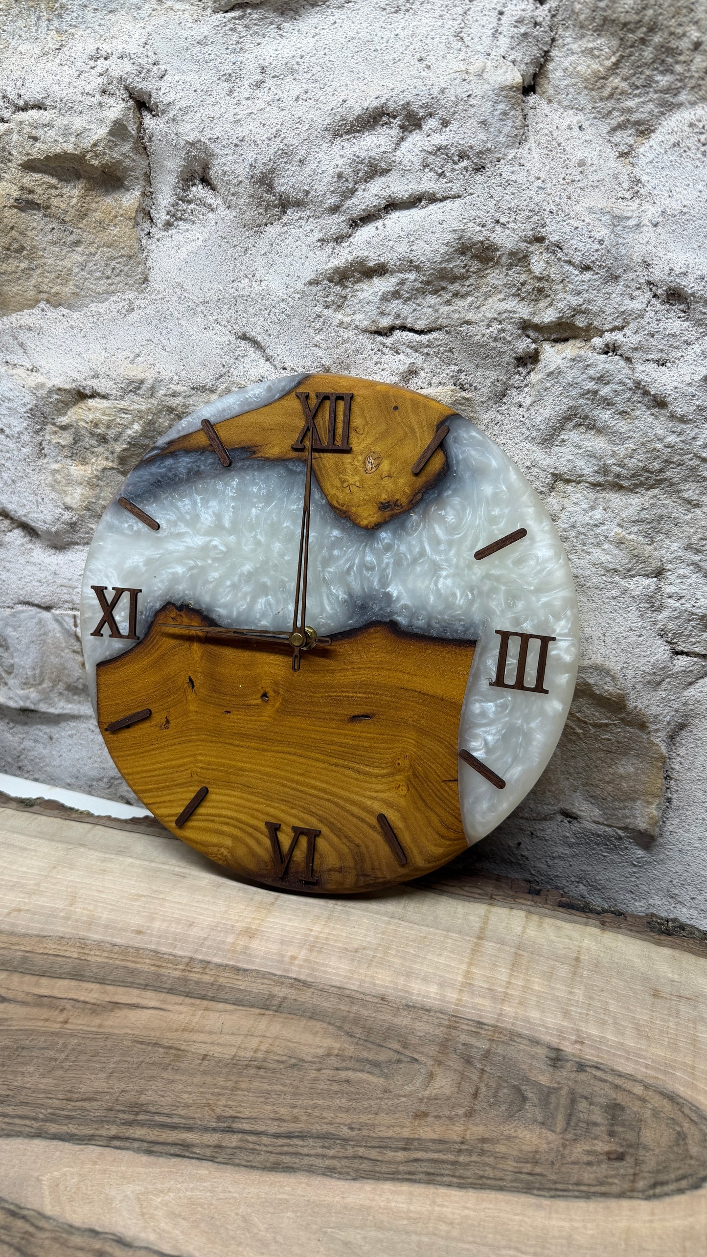 horloge en murier et résine époxy