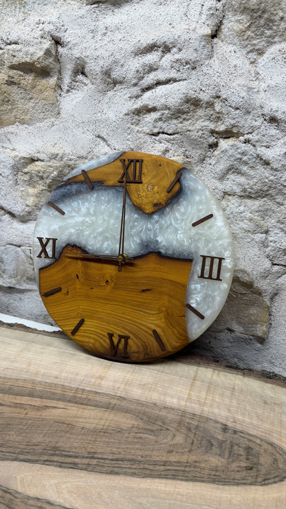 horloge en murier et résine époxy