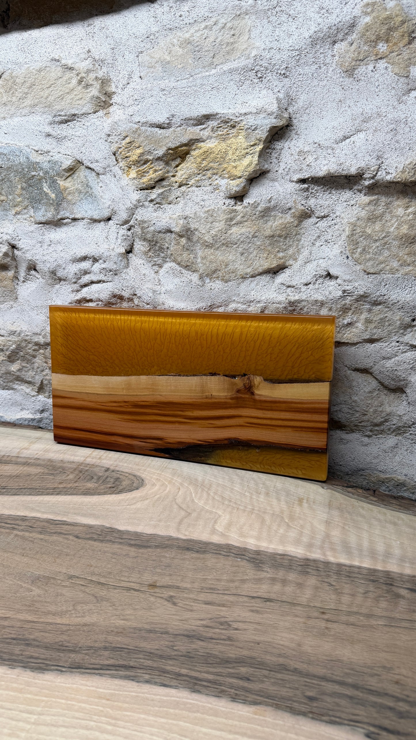 Lampe murale en bois et résine epoxy