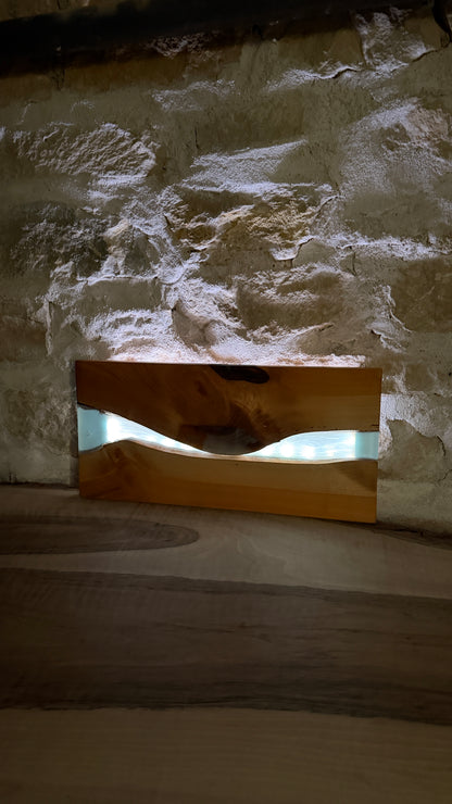 Lampe murale en bois et résine epoxy