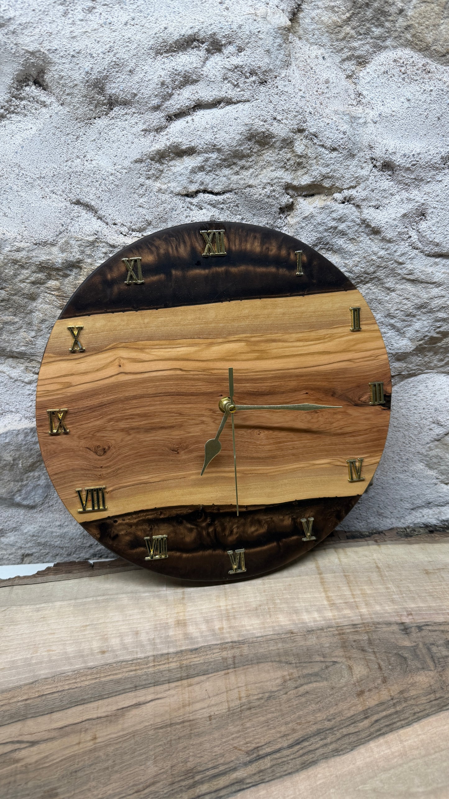 horloge en olivier et résine époxy