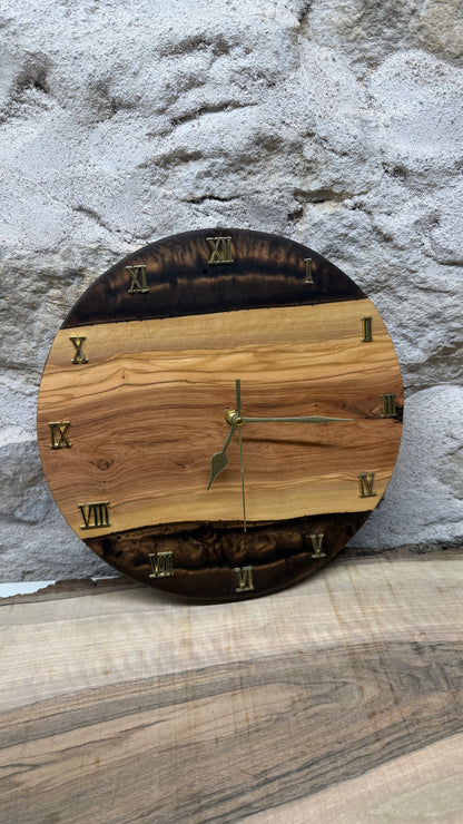 horloge en olivier et résine époxy