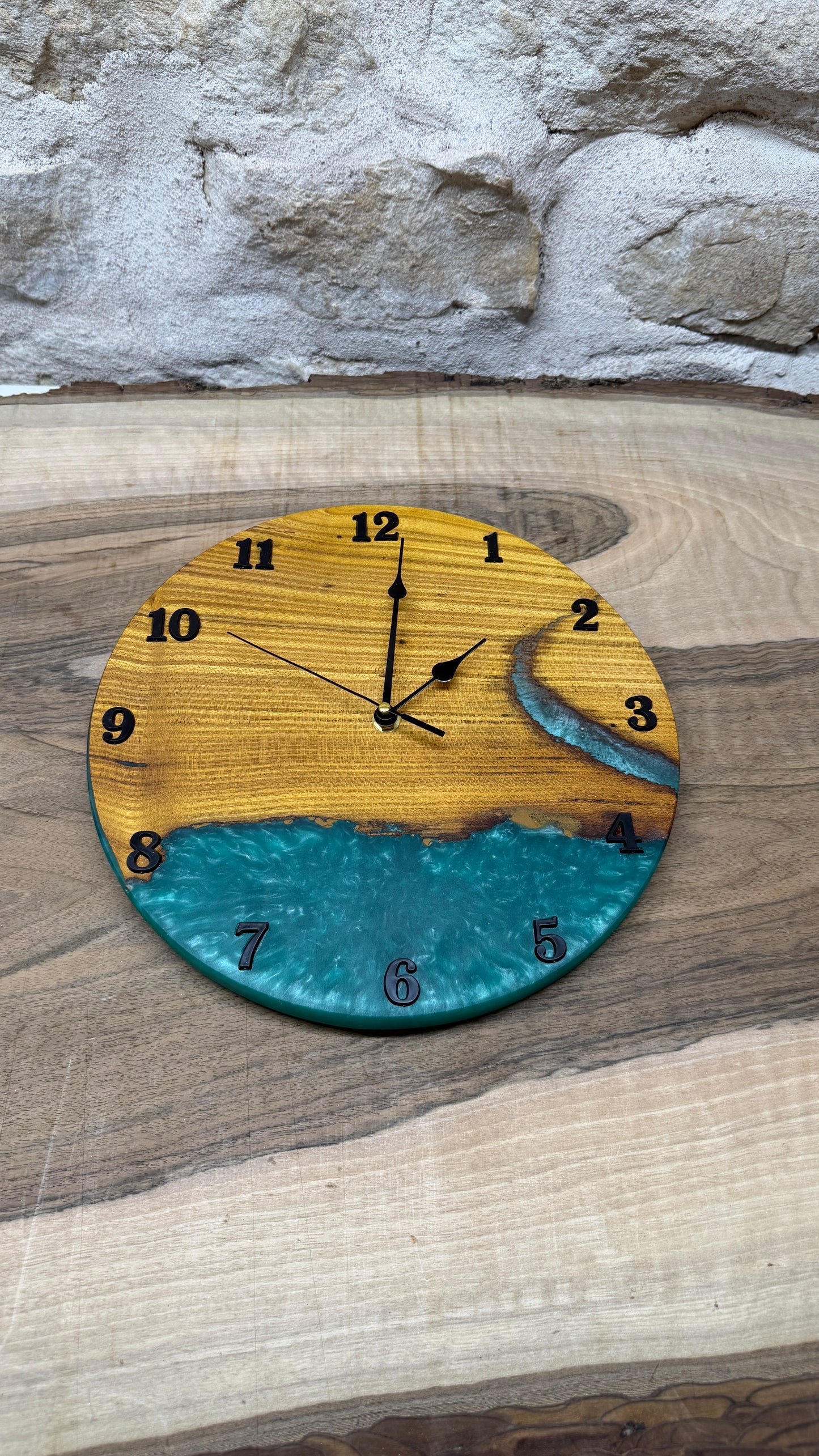 horloge en murier et résine époxy