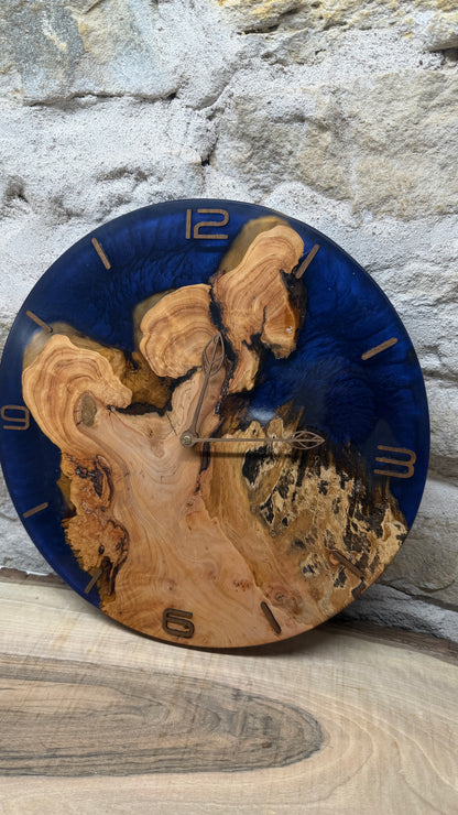 Horloge en loupe d’aulne