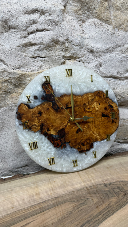 Horloge en poirier
