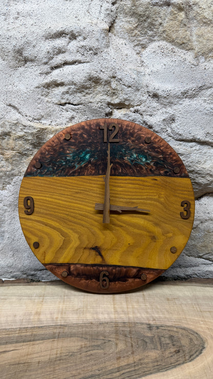 horloge en murier et résine époxy