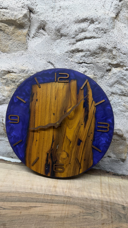 horloge en murier et résine époxy