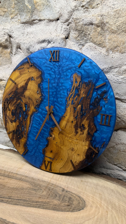 horloge en murier et résine époxy