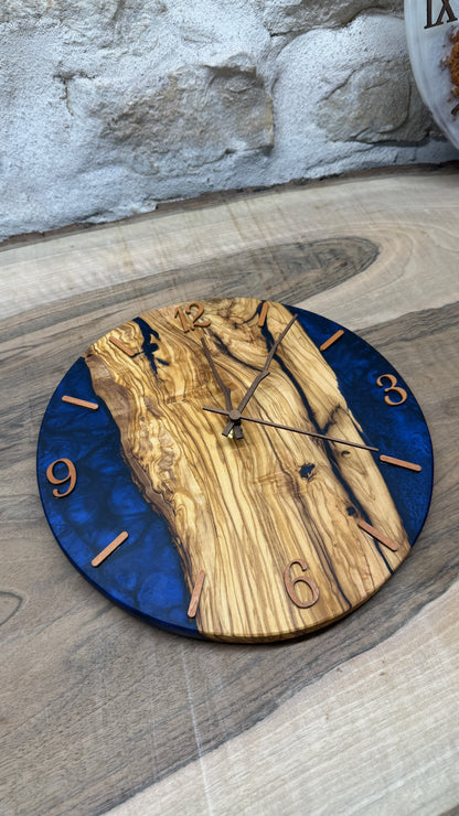 horloge en olivier et résine époxy