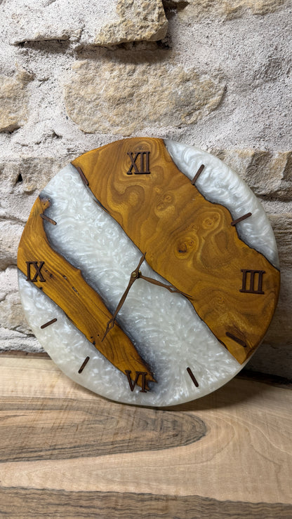 horloge en murier et résine époxy