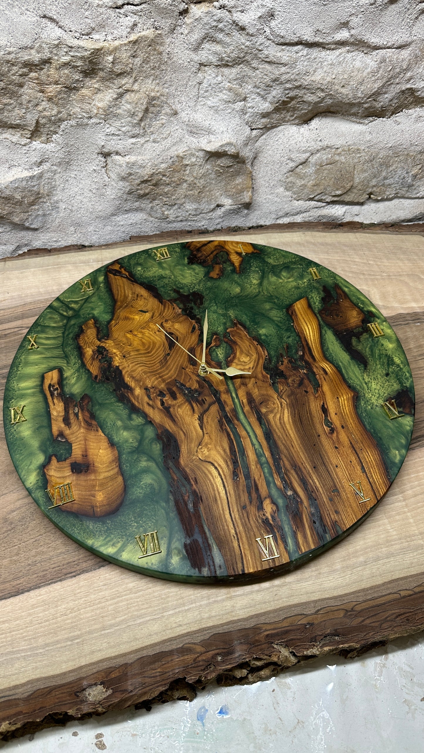 horloge en murier et résine époxy