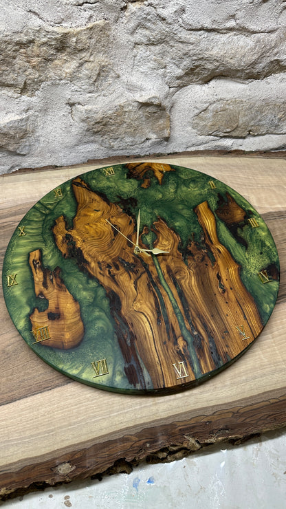 horloge en murier et résine époxy