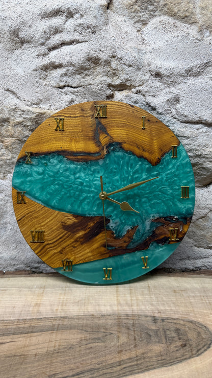 horloge en murier et résine époxy
