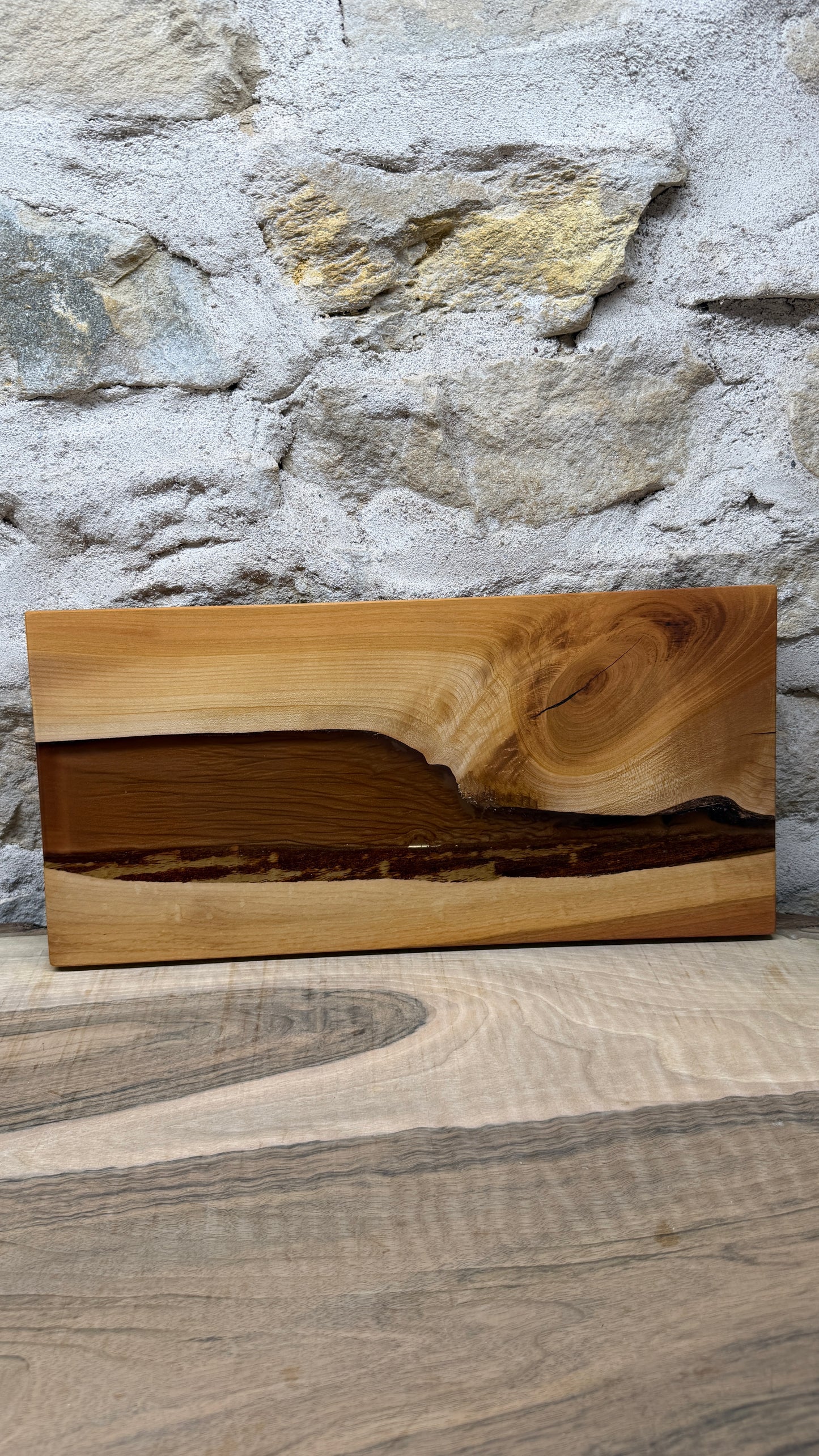 Lampe murale en bois et résine epoxy