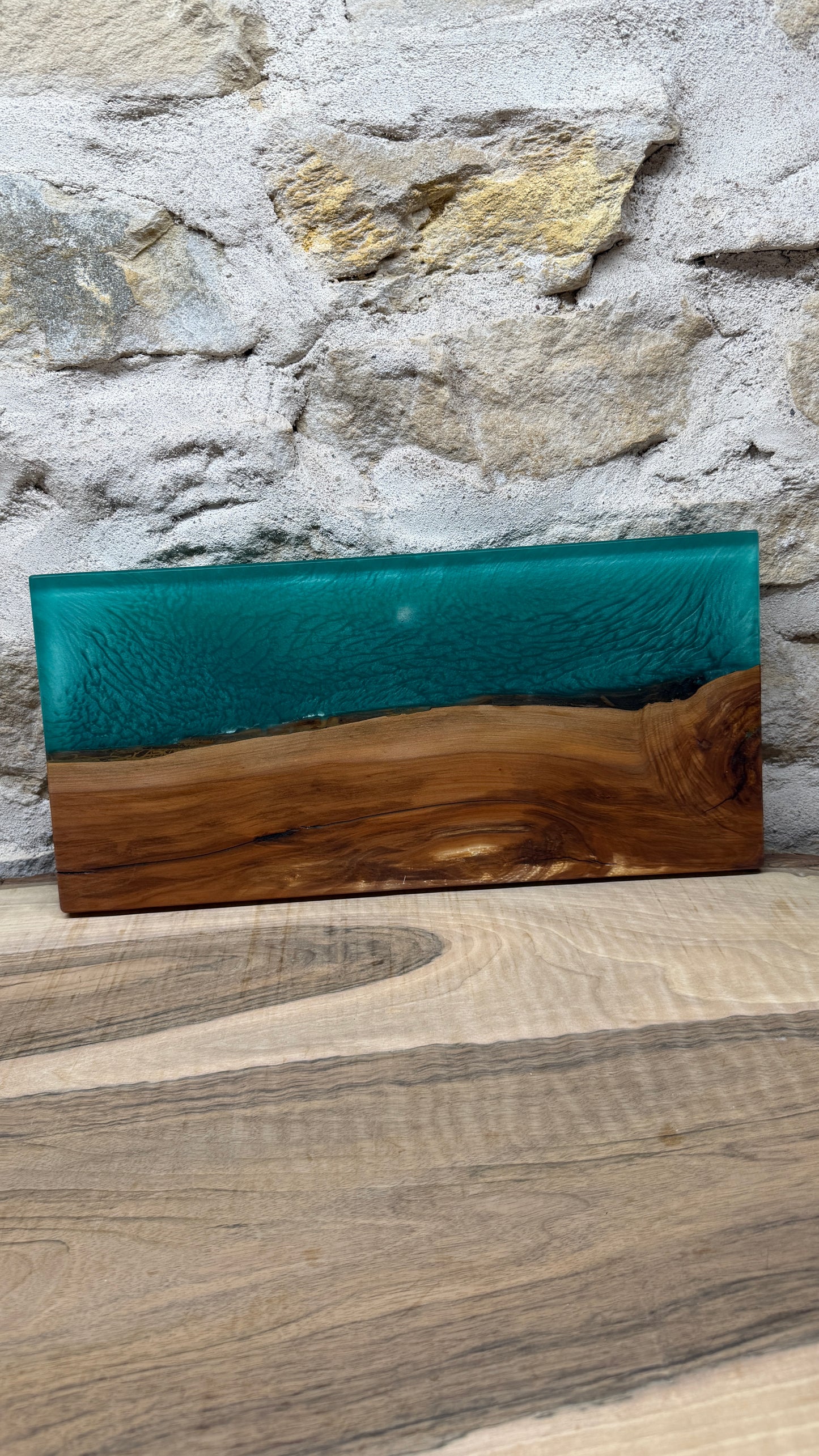 Lampe murale en bois et résine epoxy