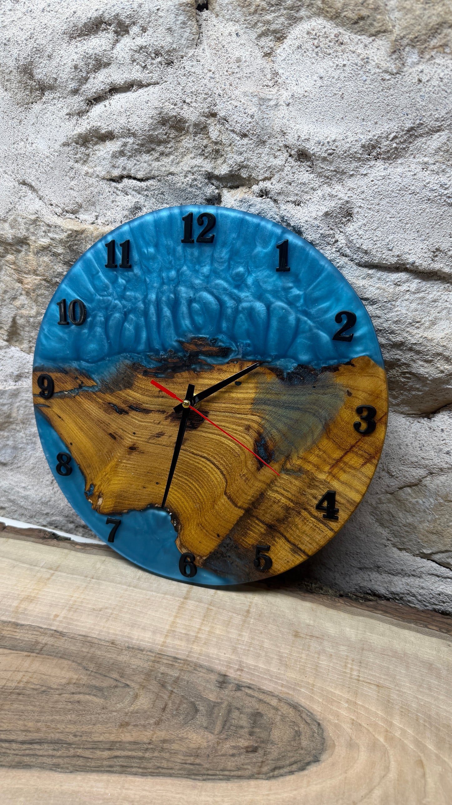 horloge en murier et résine époxy