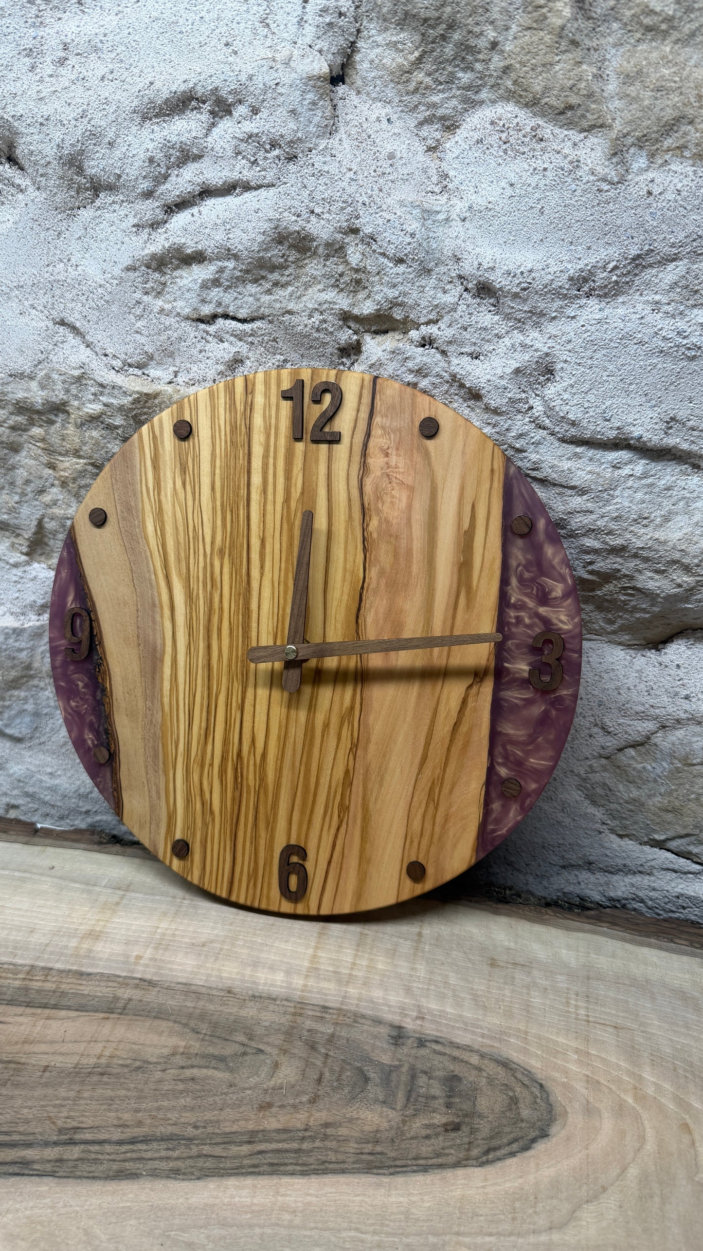 horloge en olivier et résine époxy