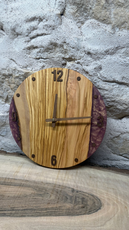 horloge en olivier et résine époxy