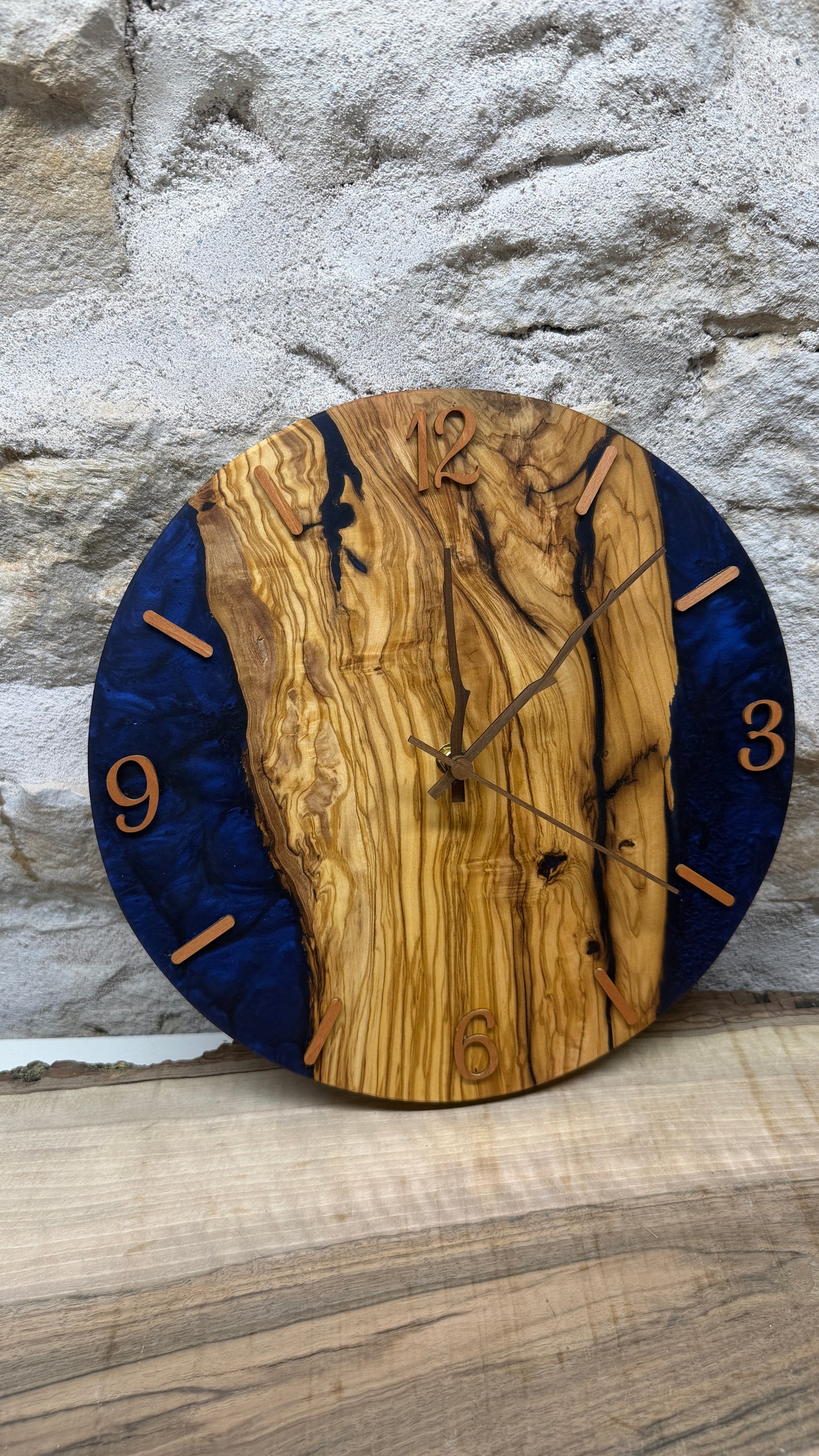 horloge en olivier et résine époxy
