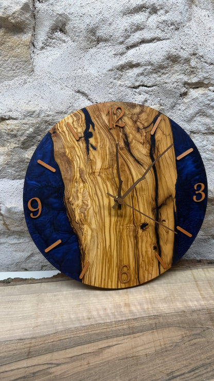 horloge en olivier et résine époxy