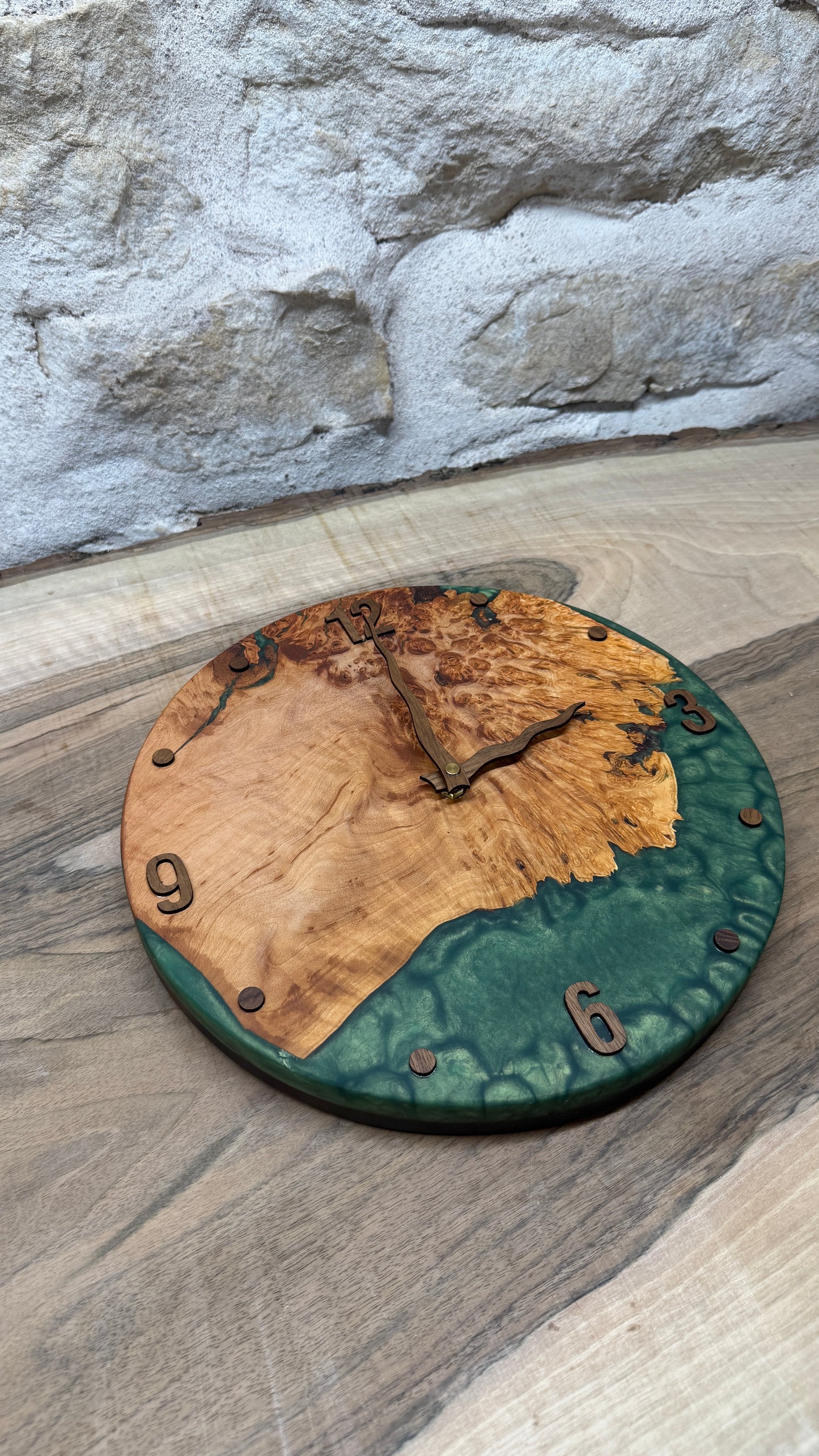 Horloge en loupe d’aulne