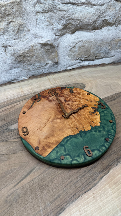 Horloge en loupe d’aulne