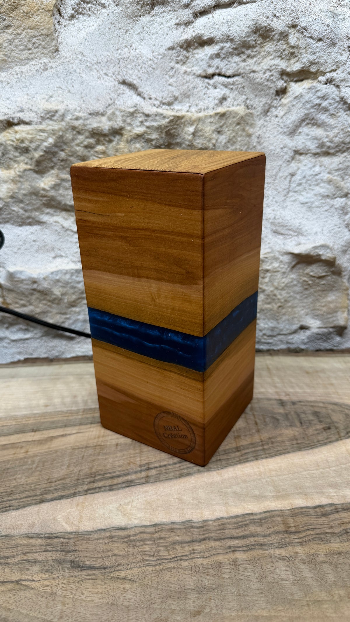 Lampe en pommier/résine époxy