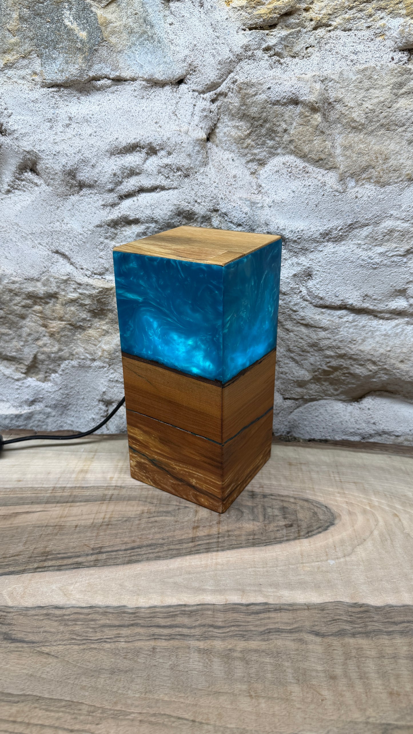 Lampe en pommier/résine époxy