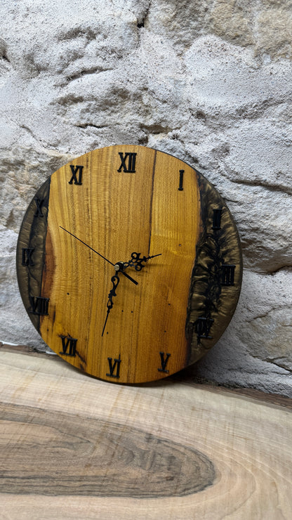 horloge en murier et résine époxy