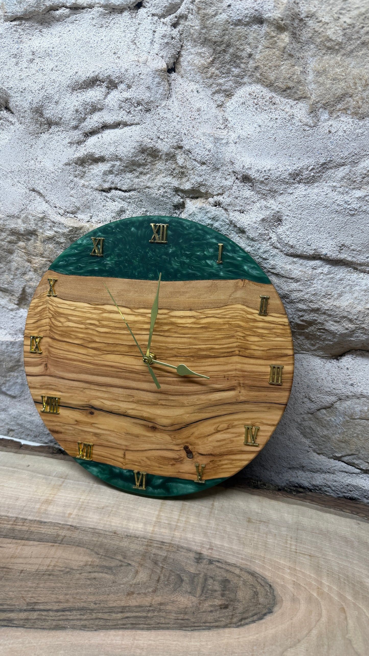 horloge en olivier et résine époxy