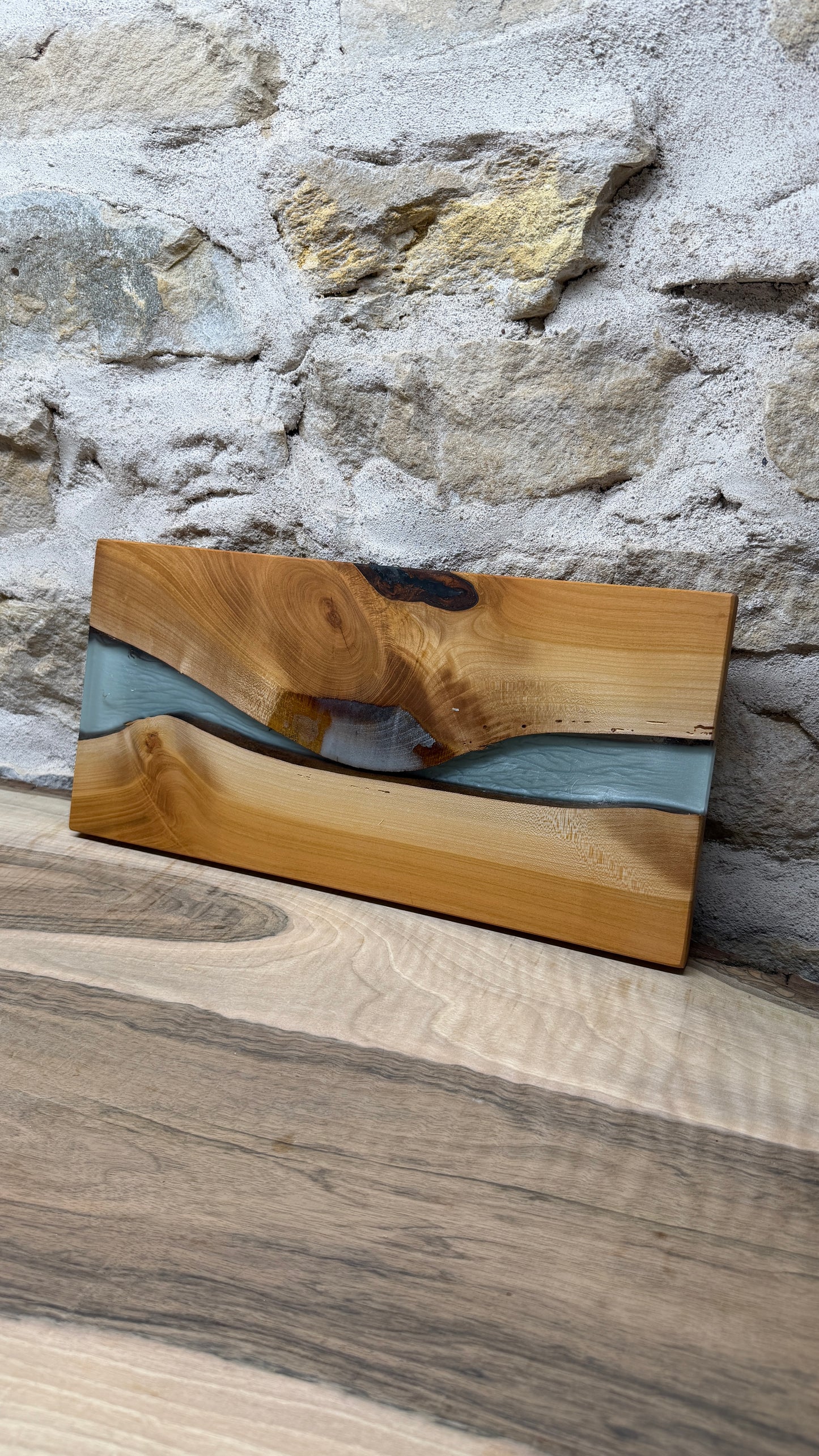 Lampe murale en bois et résine epoxy