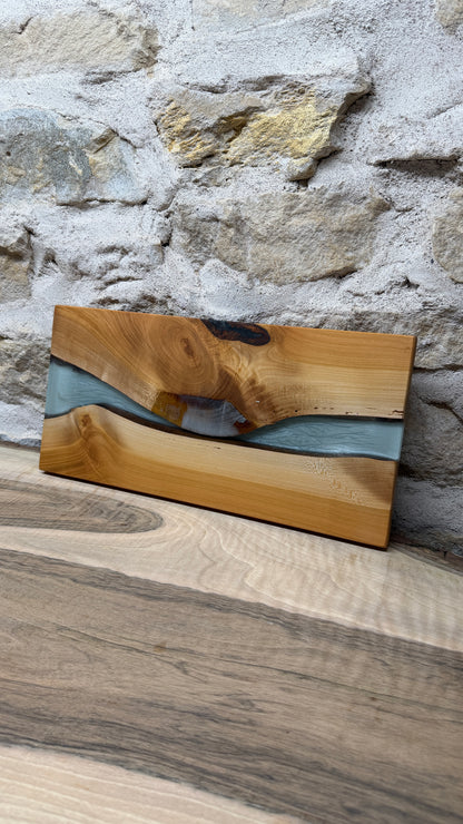 Lampe murale en bois et résine epoxy