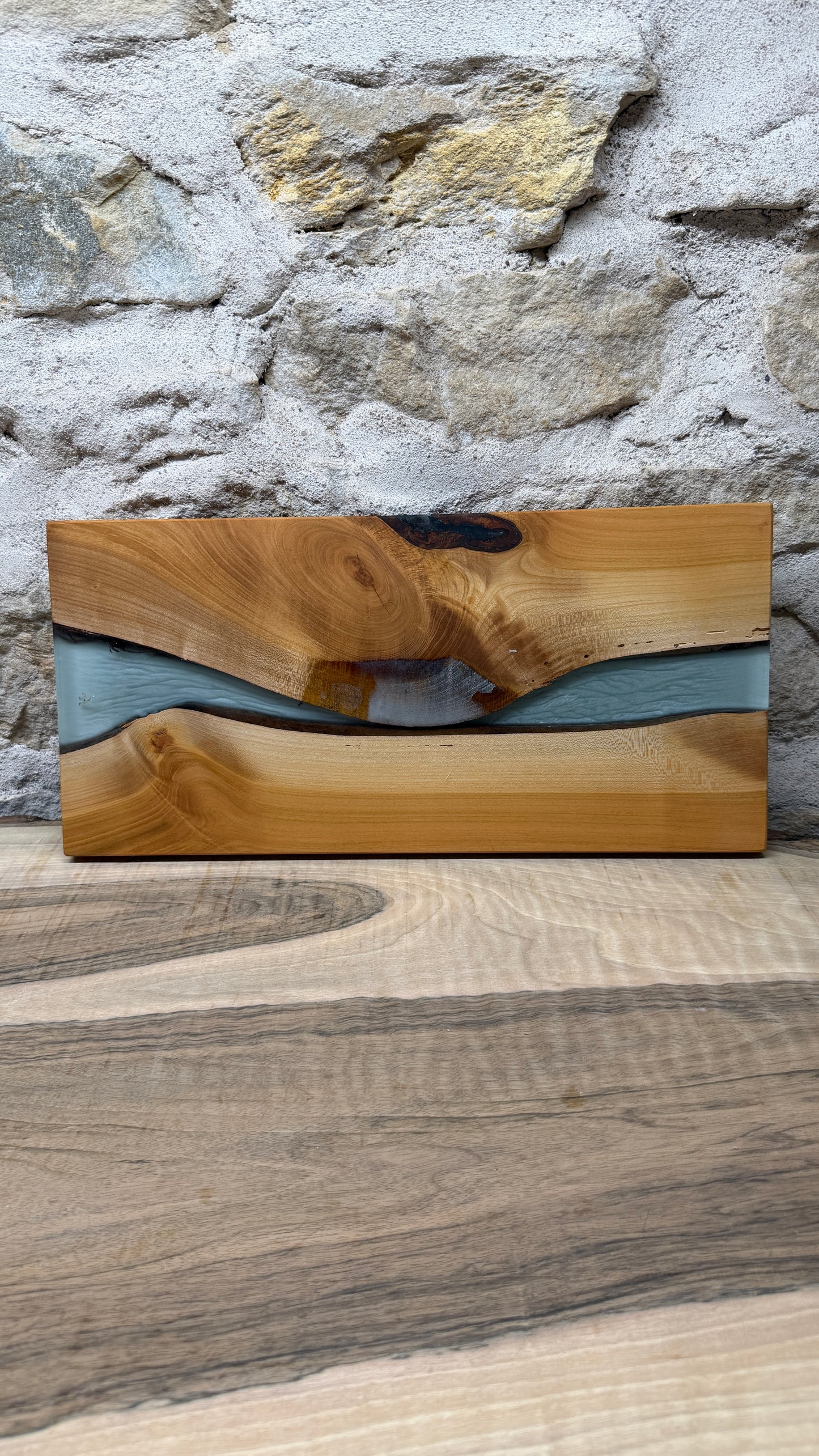 Lampe murale en bois et résine epoxy