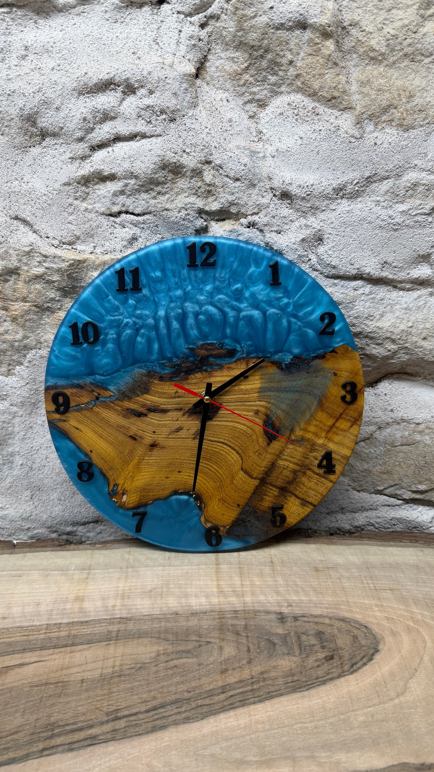 horloge en murier et résine époxy