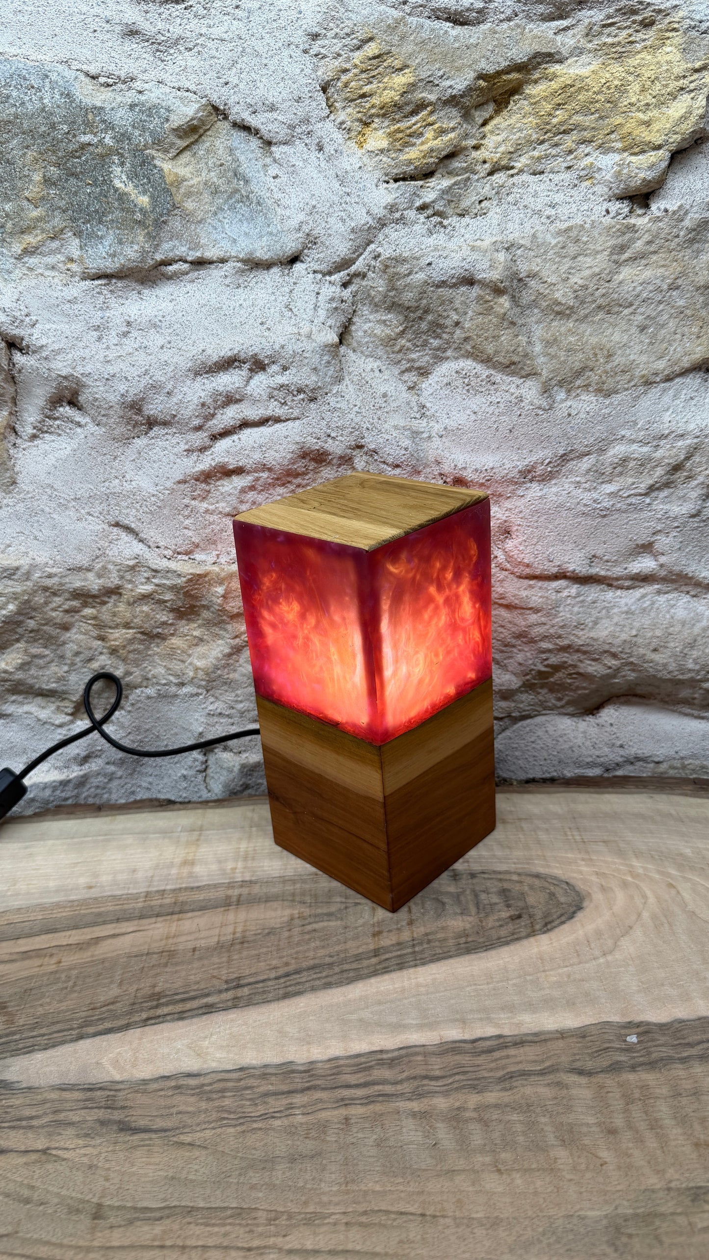 Lampe en pommier/résine époxy