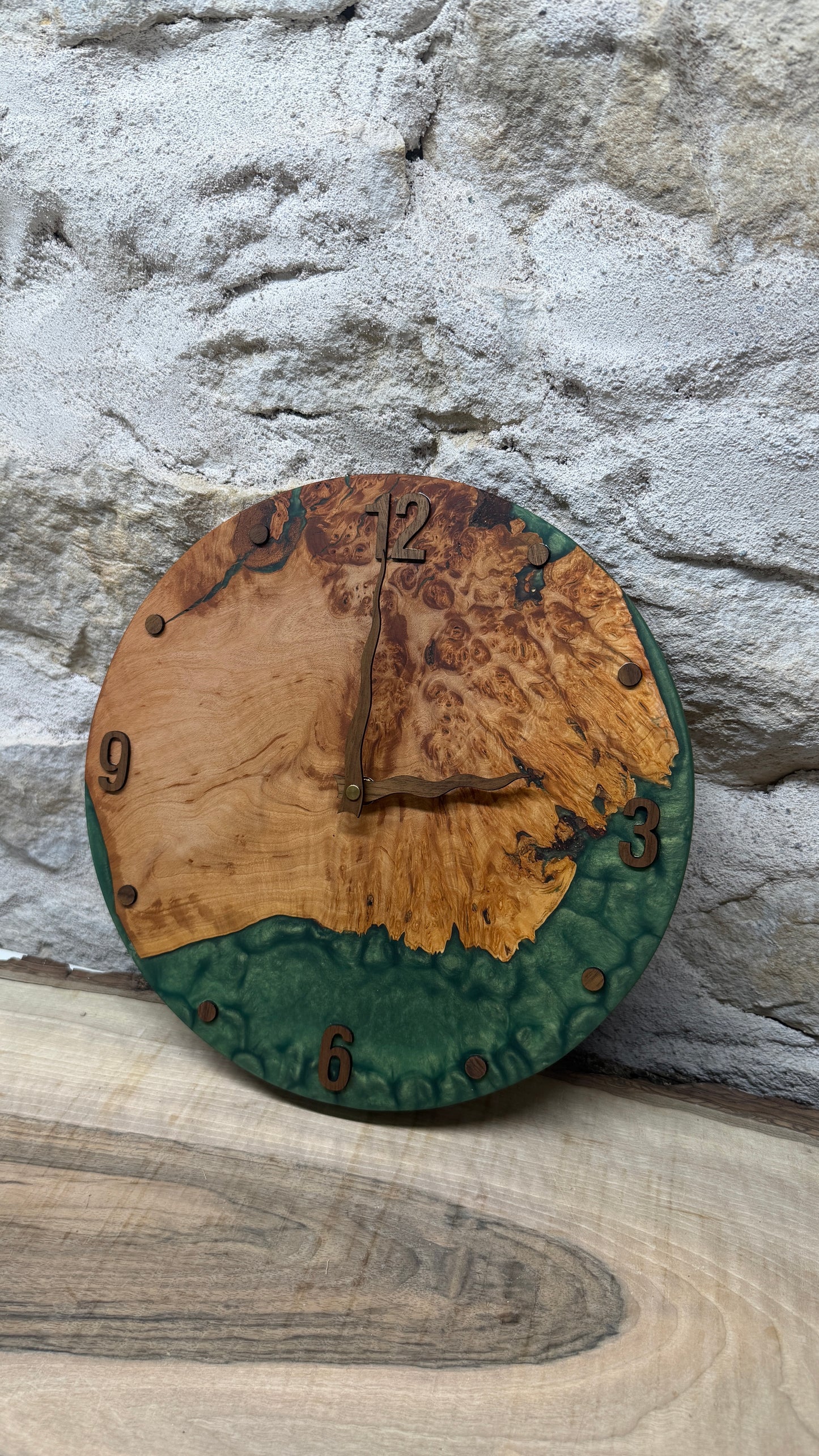 Horloge en loupe d’aulne