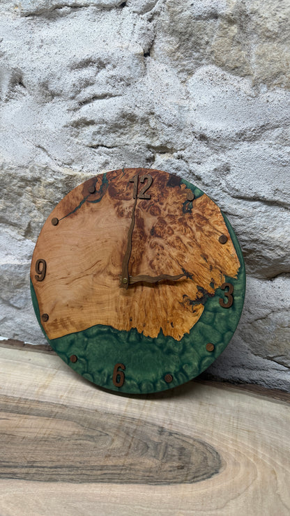 Horloge en loupe d’aulne