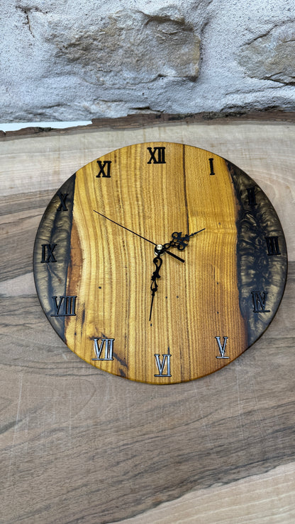 horloge en murier et résine époxy