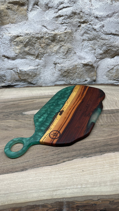 Planches apéritives en quetschier/ résine époxy