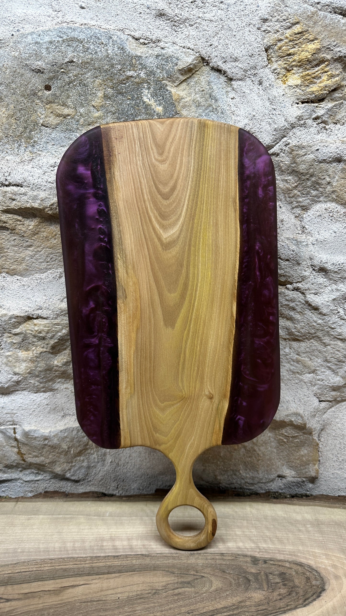 Planches apéritives en noyer / résine époxy